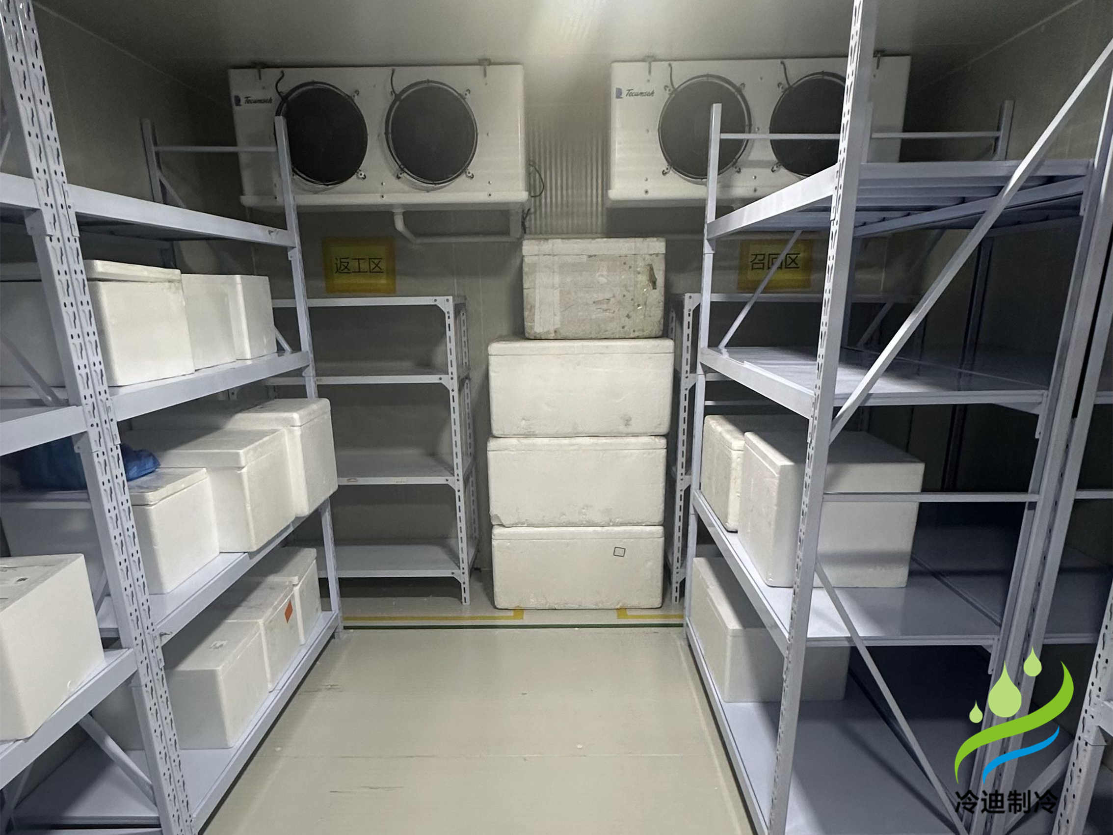 花3萬(wàn)元可以建造20-30平方的果蔬保鮮冷庫(kù)，10-20平方的-18℃冷凍庫(kù)，10-30平方的食品恒溫冷庫(kù)，20立方標(biāo)準(zhǔn)醫(yī)藥冷庫(kù)。配置采用六面體設(shè)計(jì)，聚氨酯保溫板搭建庫(kù)體，內(nèi)置吊頂式冷風(fēng)機(jī)，搭配艾默生谷輪機(jī)組，新亞洲智能節(jié)能電控箱，手動(dòng)半埋門(mén)，搭配風(fēng)幕機(jī)，此類(lèi)配置是比較常見(jiàn)，也是較為穩(wěn)定的，小型冷庫(kù)可以訂制移動(dòng)款，集裝箱或活動(dòng)式，全國(guó)乃至國(guó)外均可發(fā)貨。